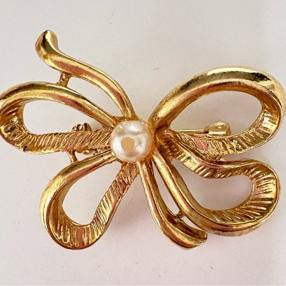 Gold tone Ribbon Brooch with faux Pearl Accent signed Taiwan